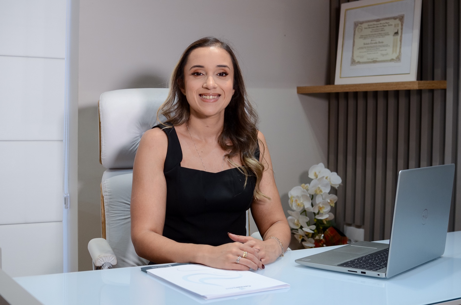 Dra. Rafaela Carvalho no consultório CenterMed em Divino/MG